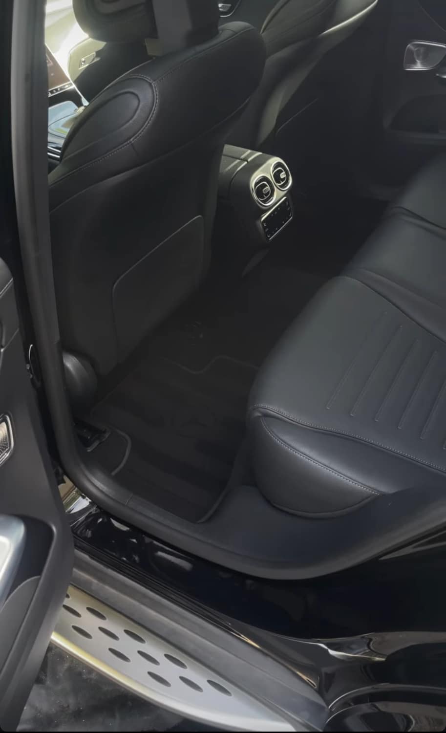 Intérieur de Mercedes fraîchement nettoyé par Rozan à domicile