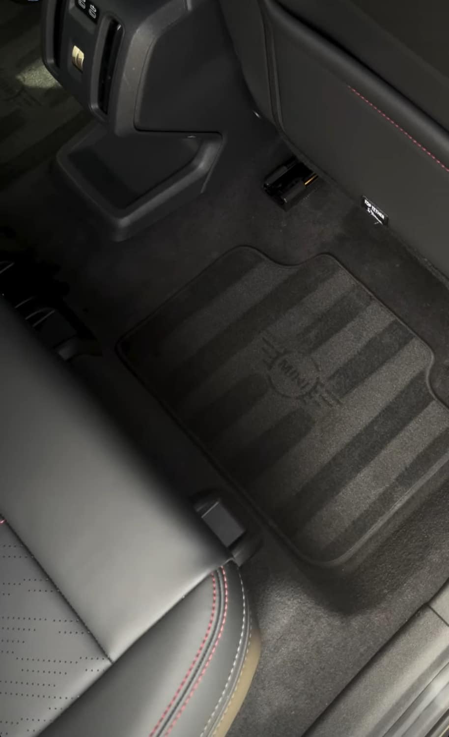 Intérieur de MINI détaillé, tapis de sol et sellerie
