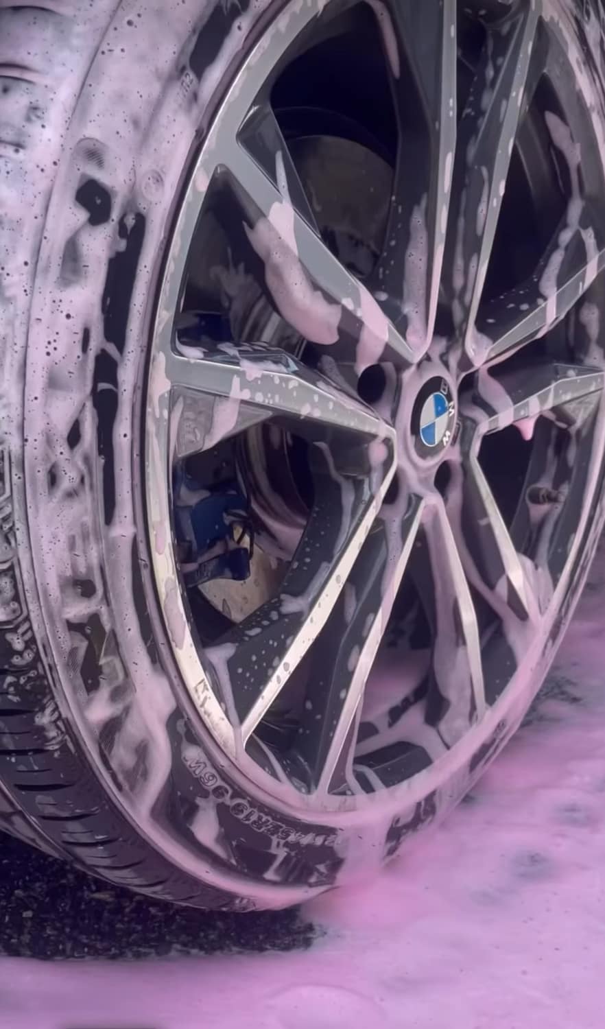 Jante BMW nettoyée à la mousse active en détail