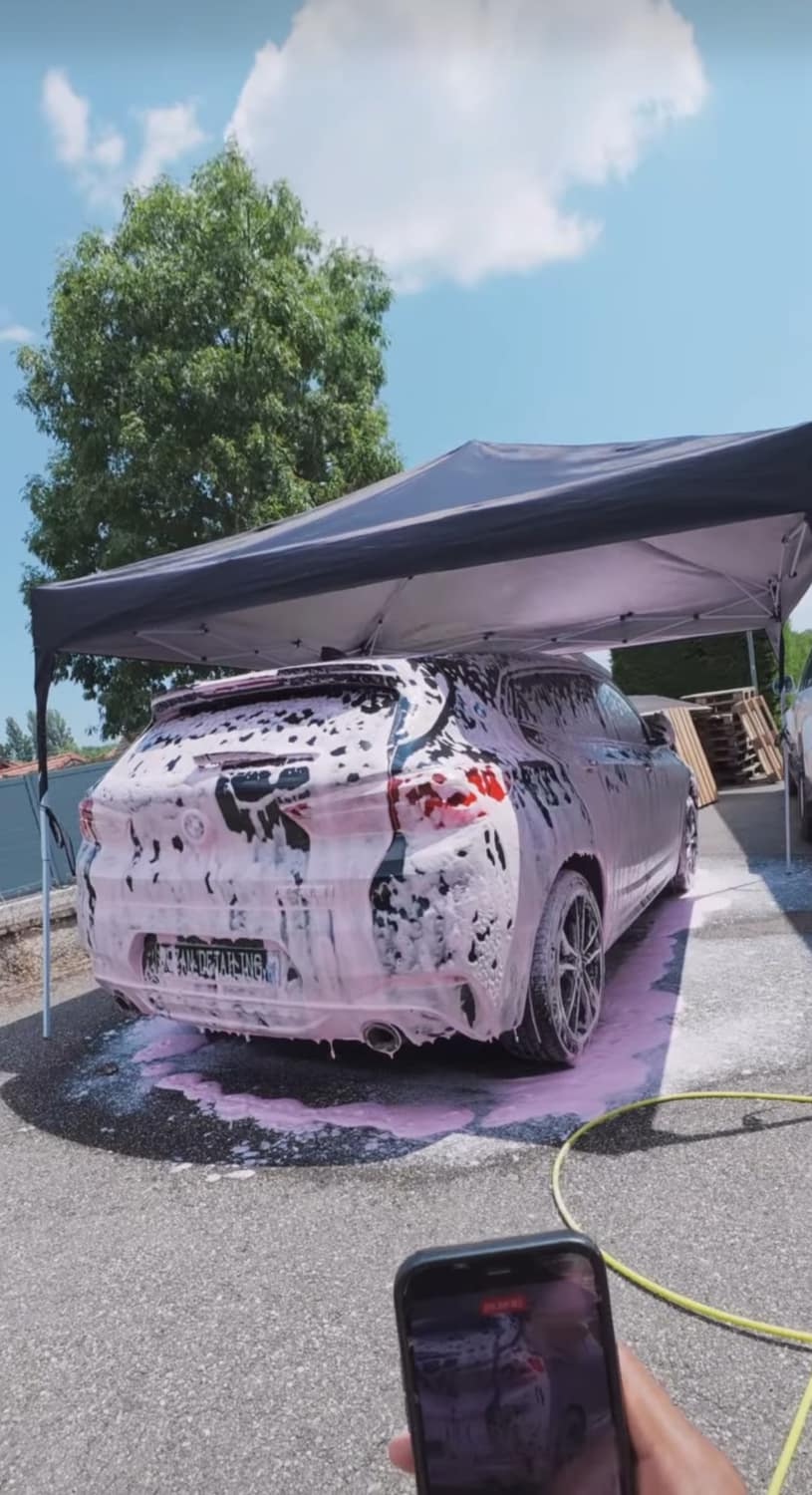 Véhicule couvert de mousse active lors d'un lavage Rozan